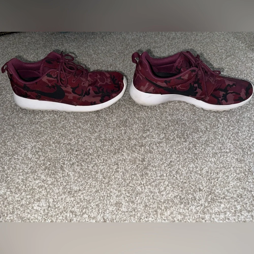 nike rosherun print red camo